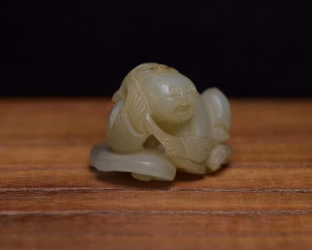 中国古美術・和田玉如意童子・和田玉製・細密彫・根付・裝身具・置物・賞物 中国古美術・和田玉如意童子・和田玉製・細密彫・根付・裝身具・