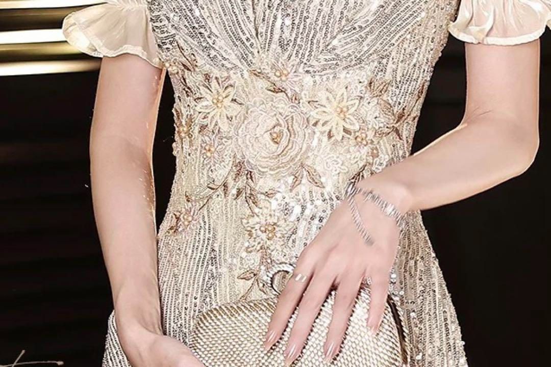 お花のデザインが美しい パフスリーブのスパンコールドレス お花のデザインが美しい パフスリーブのスパンコールドレス