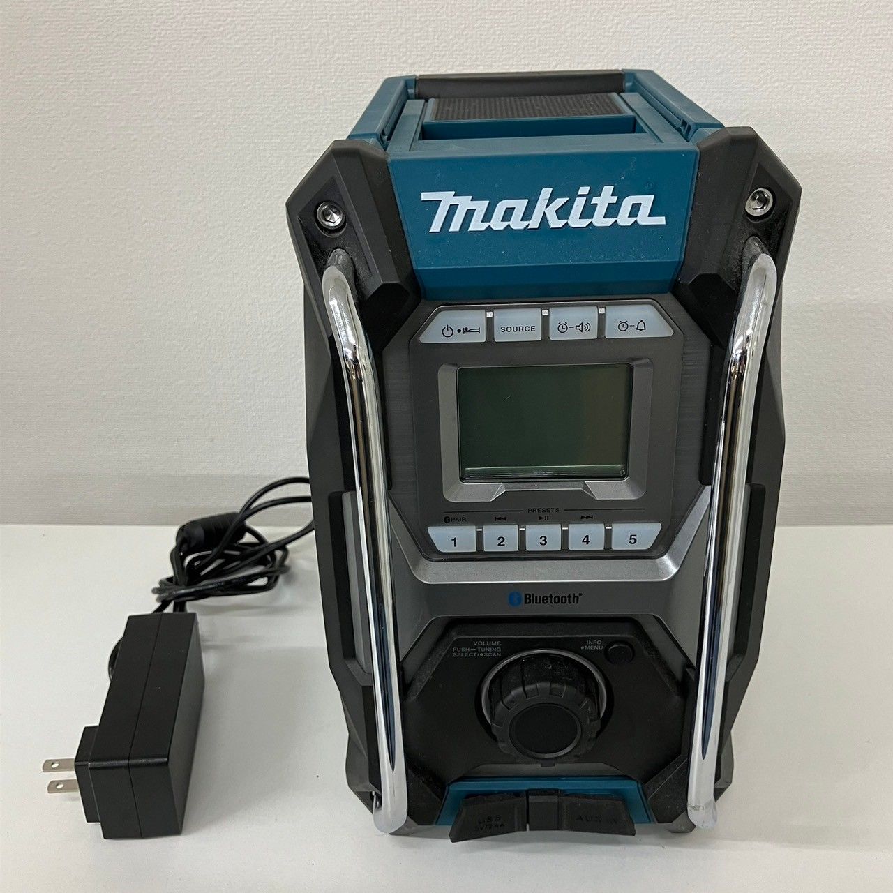 マキタ、ポータブルBluetoothラジオ マキタ MR002GZB 充電式ラジオ(Bluetooth、USB接続タイプ)【送料