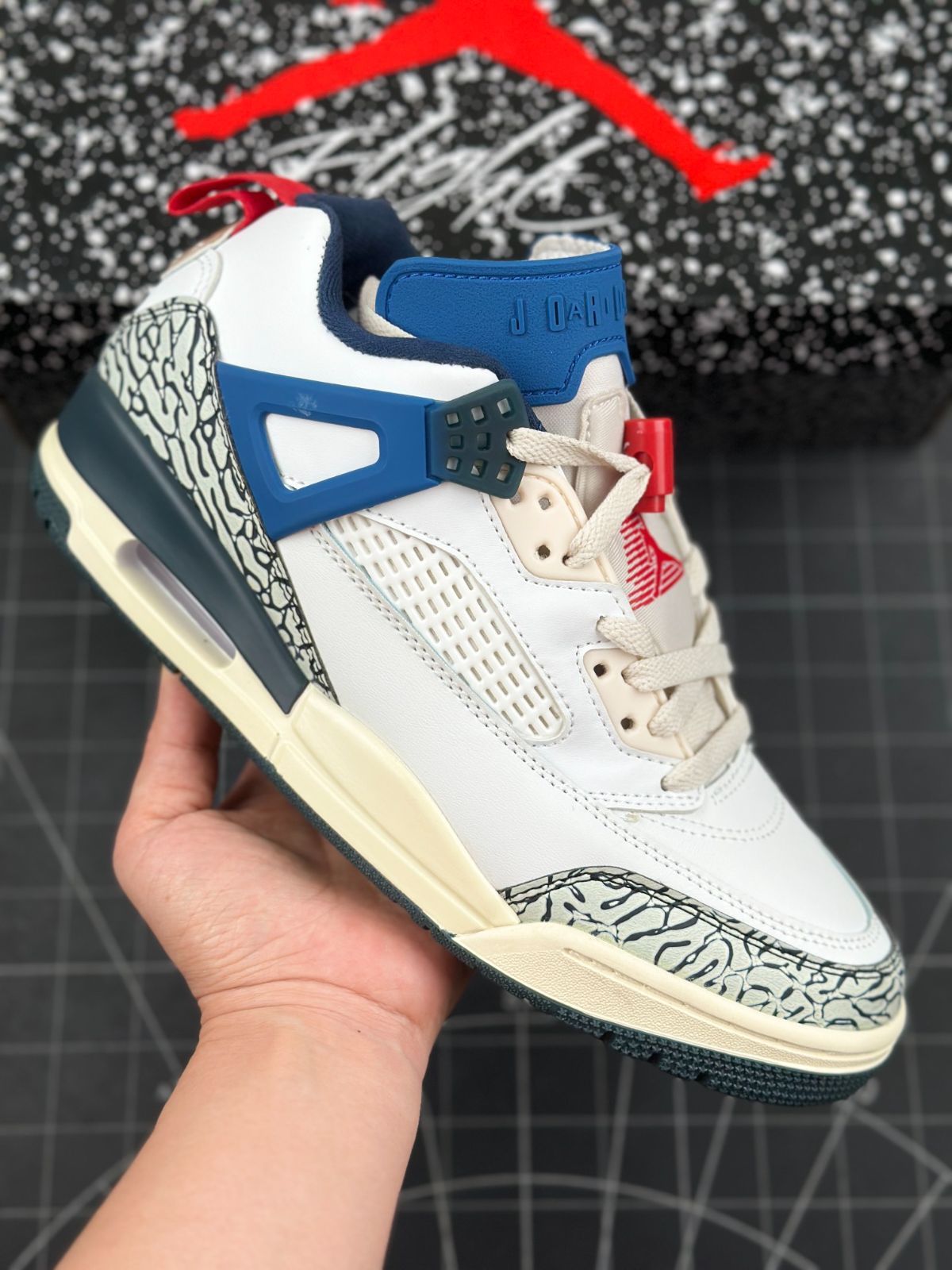 ナイキ ジョーダン スパイジーク ロー ホワイト/アーモリーネイビー/エーゲストーム/ジムレッド(HM3712-164) NIKE JORDAN SPIZIKE LOW WHITE/ARMORY NAVY/AEGEAN STORM/GYM RED