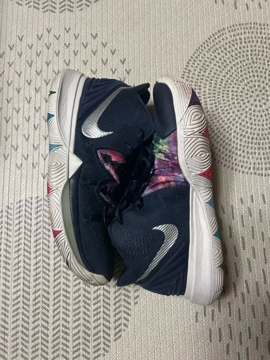 Kyrie 1 マルチカラー バスケットシューズ