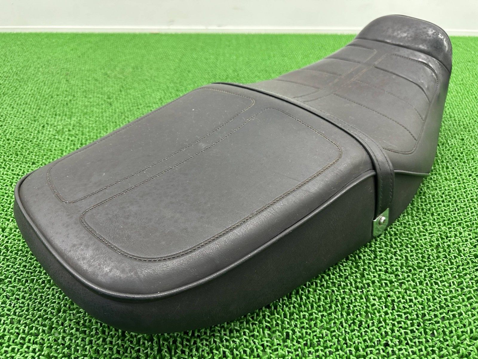 ゼファーカイ シート 53001-1811 カワサキ 純正 バイク 部品 ZR400C シートバンド ステー付 ペイント素材や張替えベースに Vh