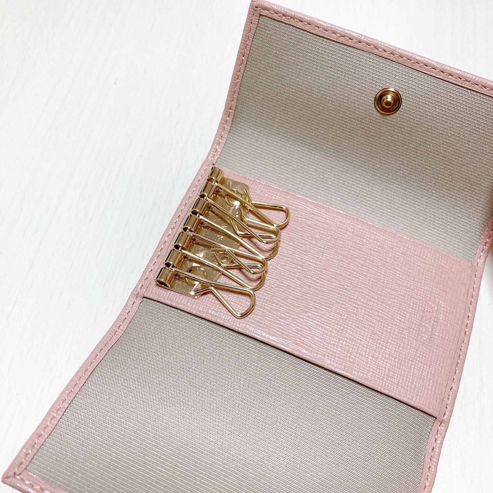 新品 未使用 FURLA フルラ キーケース6連 ピンク 金具ゴールド レザー FURLA フルラ キーケース 6連 ピンク - メルカリ