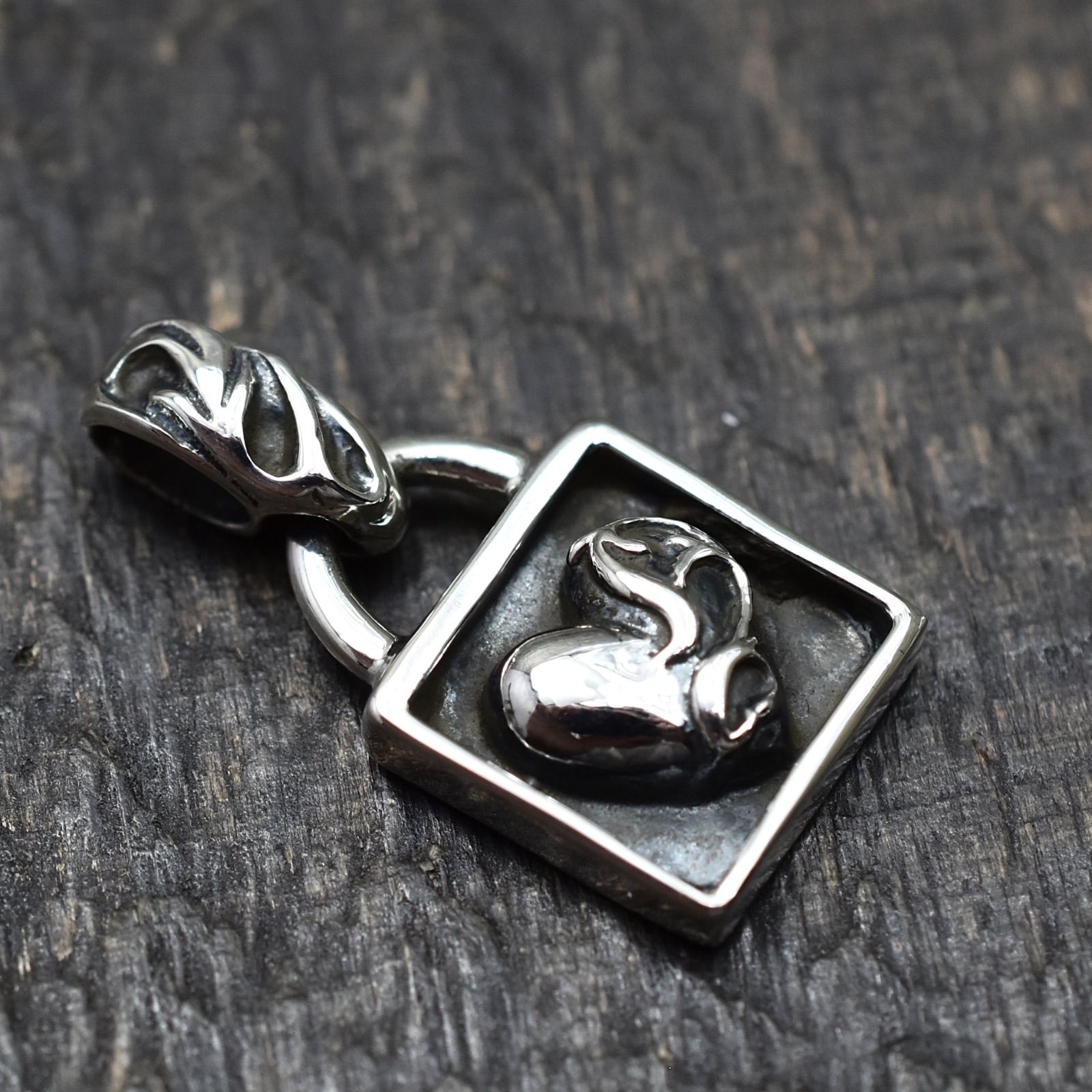 SILVER925 シルバー925 イブシ クロス フレームドチャーム ハート