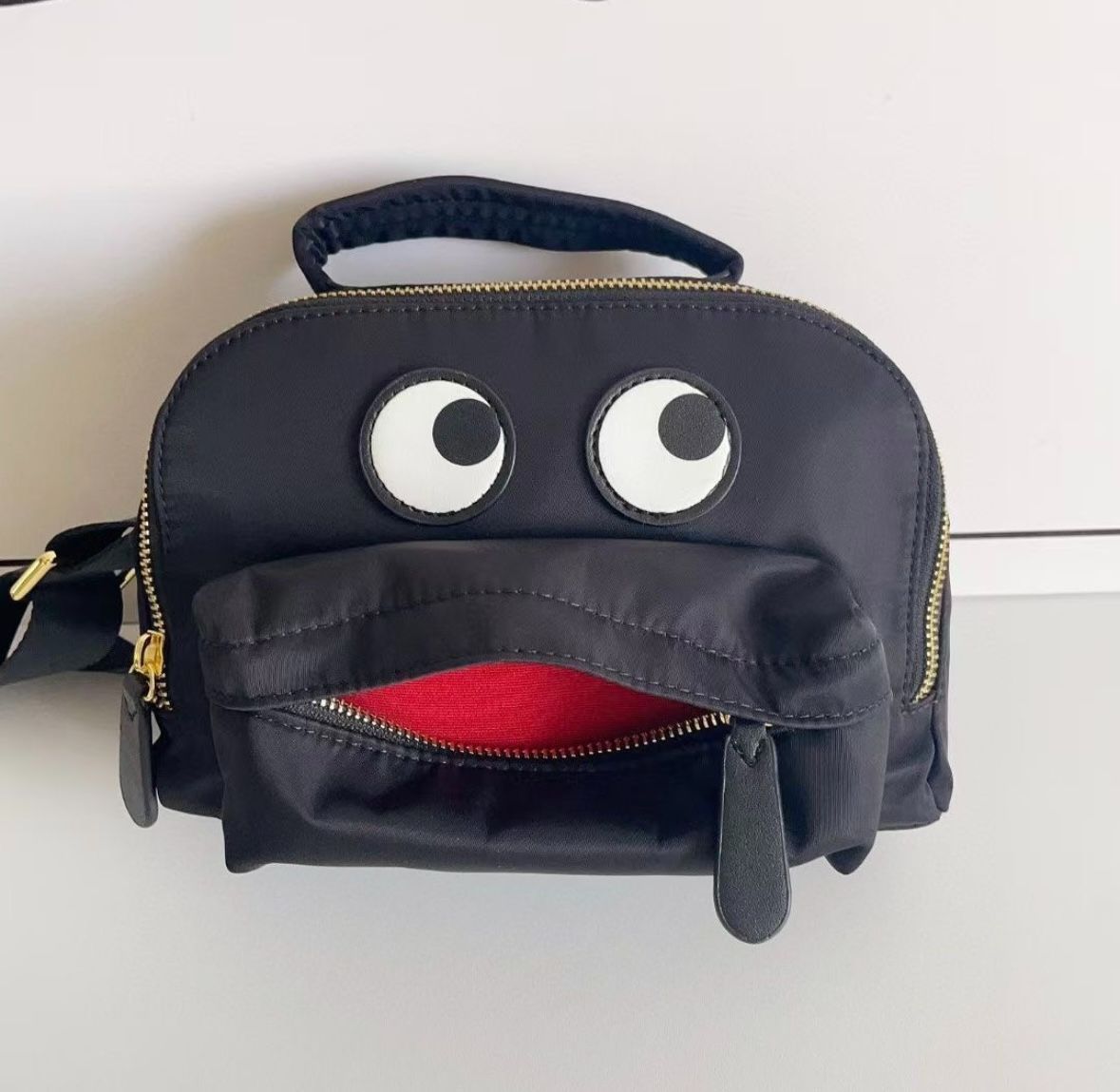 新品、未使用 ANYA HINDMARCH ポーチアイズクロスボディバッグ ショルダーバッグ