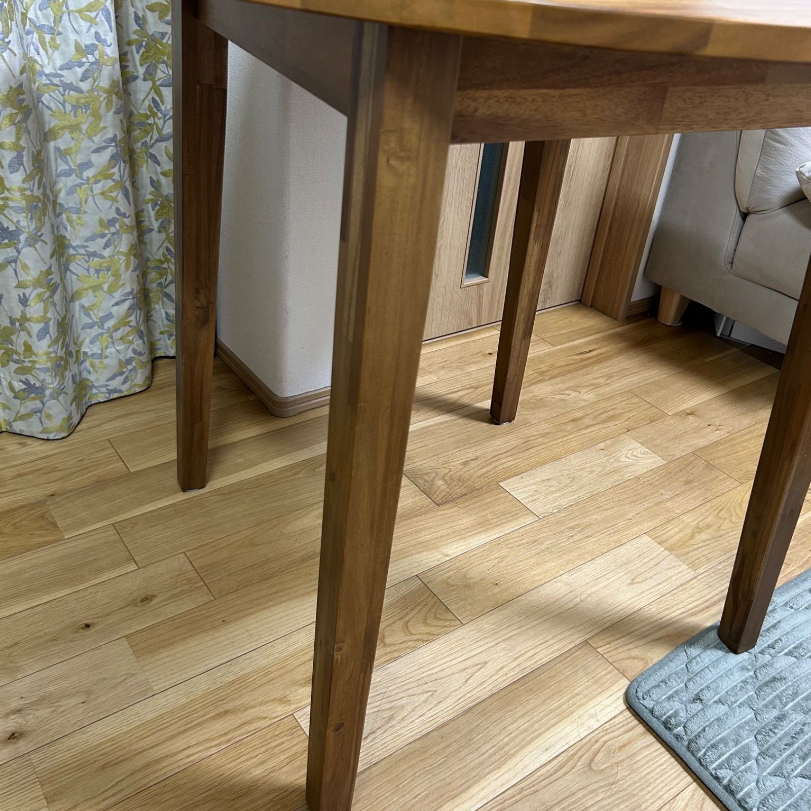 ナッカンネース ダイニングテーブル