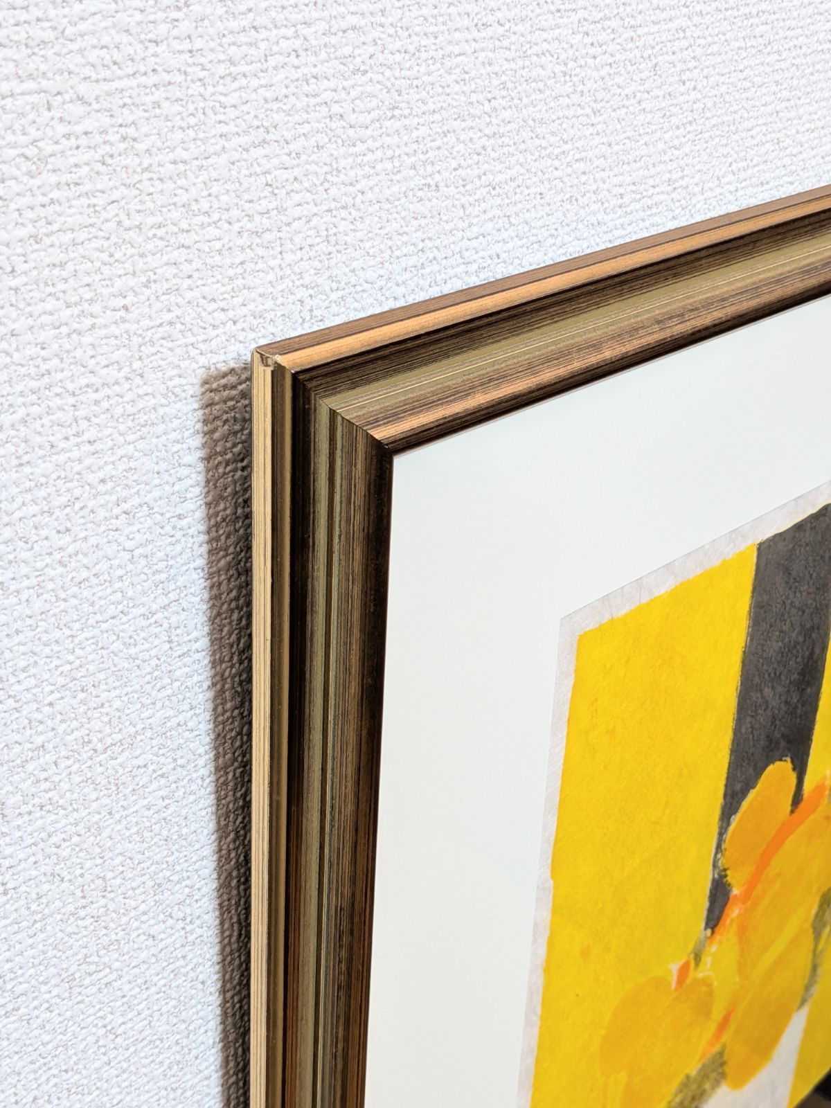 黒いテーブルの上の黄色い花束