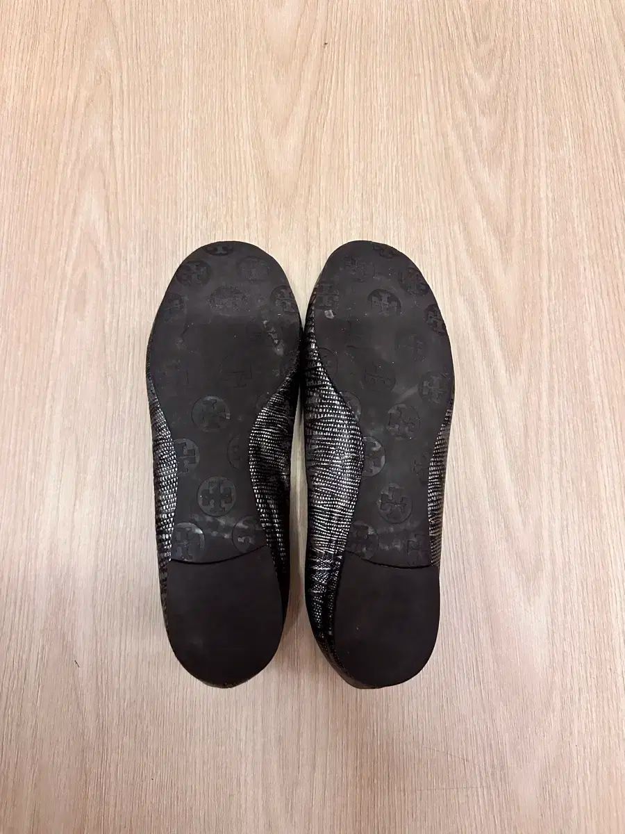 【美品】トリーバーチ　バレエシューズ　フラットシューズ　23〜24cm ロゴ金具 トリーバーチ フラットシューズ 黒 ロゴ金具 23cm レザー Reva