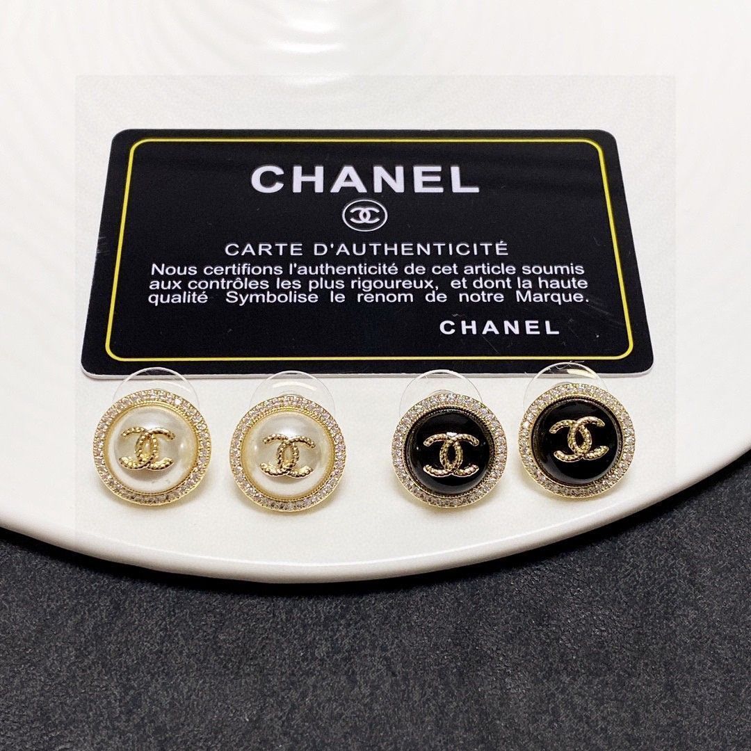 CHANELモノトーンピアス 今日特価】Chanel ダブル C モノトーン ピアス 送料無料！在庫