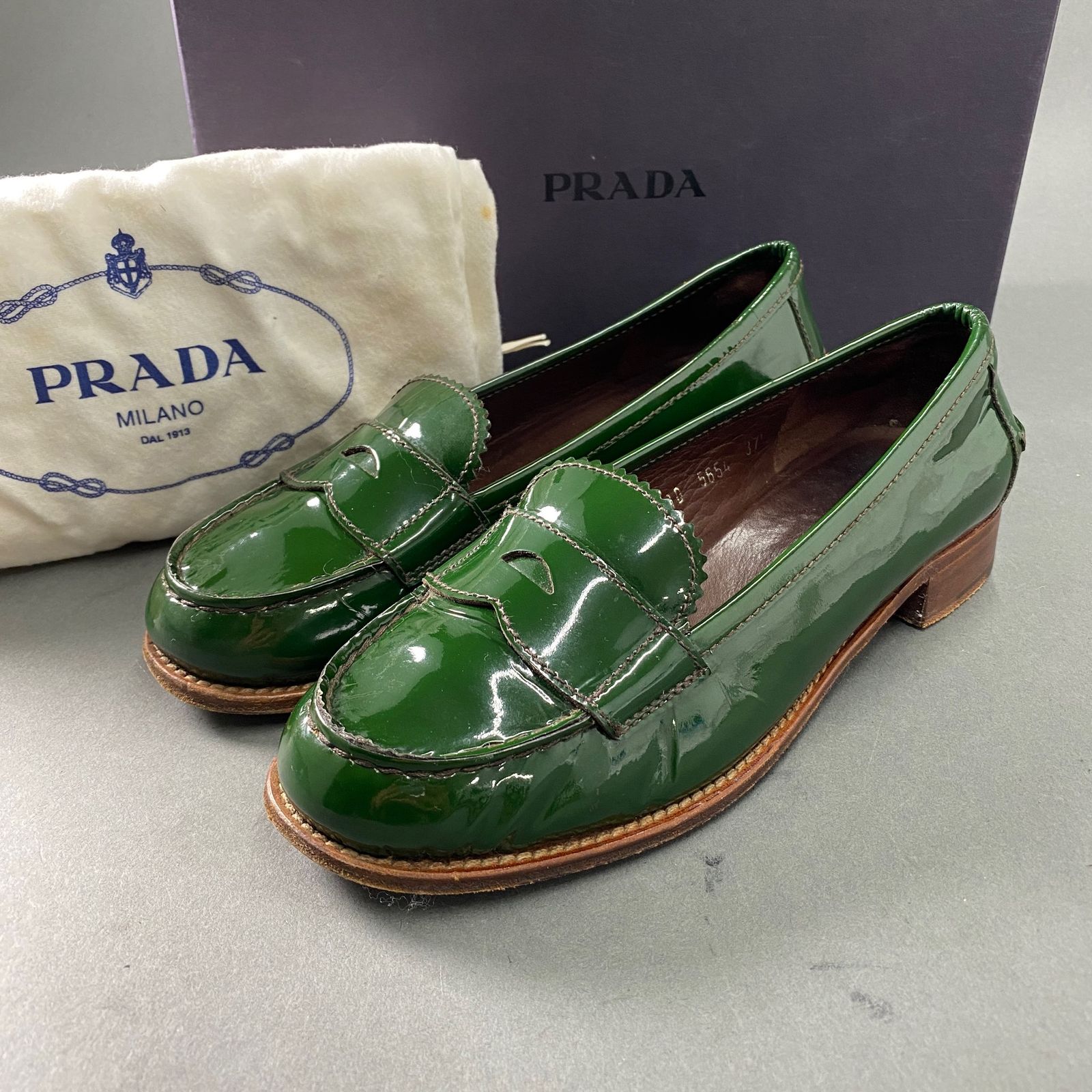 倉庫直送PRADA プラダ　ローファー エナメル　グリーン　イタリア製 サイズ35.5 靴