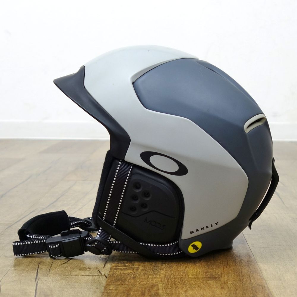 Oakley MOD5 ヘルメット Oakley MOD5 (2019)とMOD3 (2023) | 登ったり滑ったり