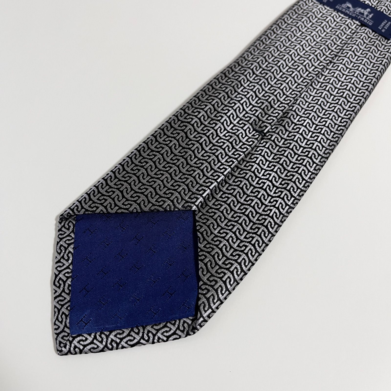 美品 HERMES エルメス ネクタイ シルク100% シルバー 総柄 美品 HERMES エルメス ネクタイ シルク100% グレー シルバー系