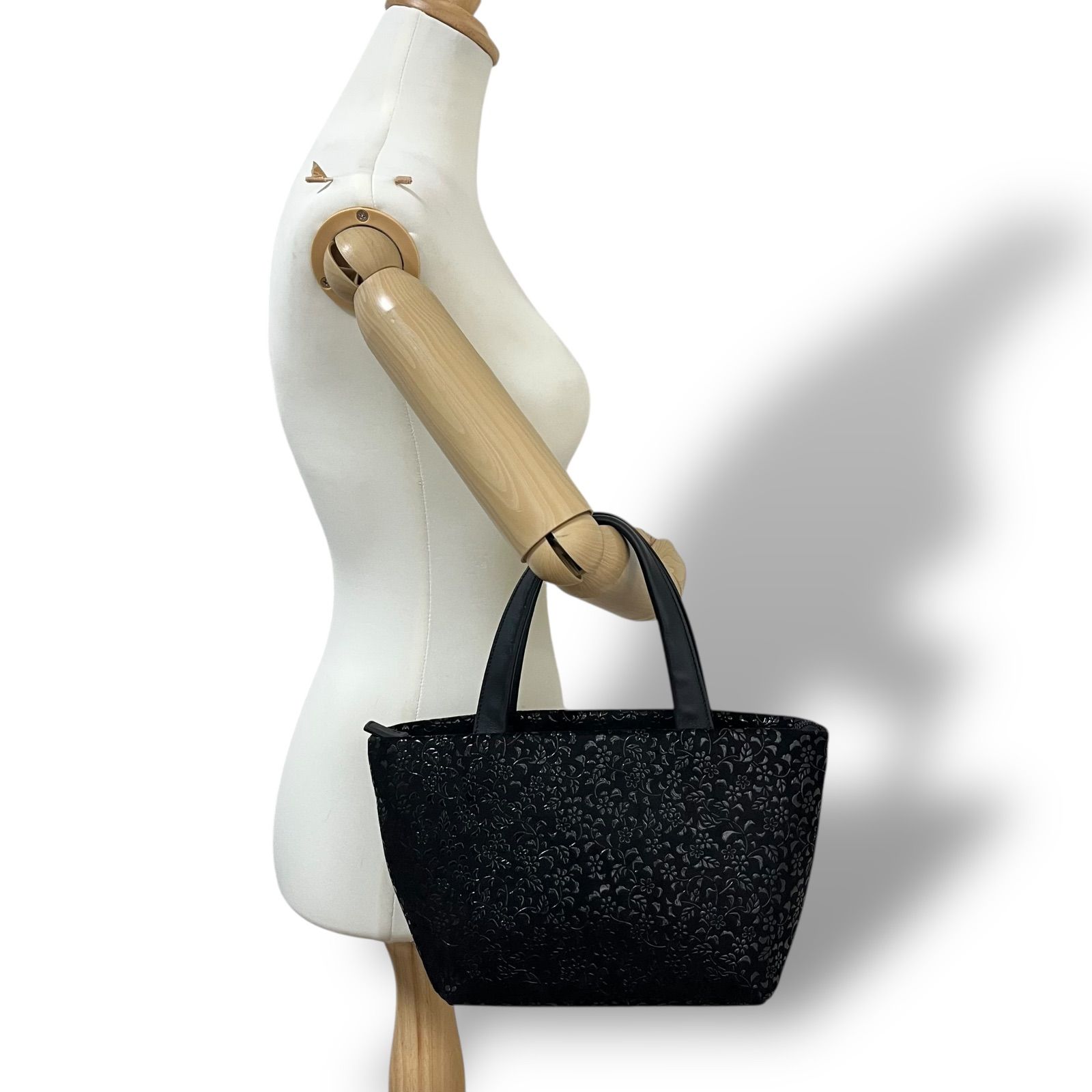 美品】印傳屋 インデンヤ 甲州印伝 ハンドバッグ エンボス 花柄 黒