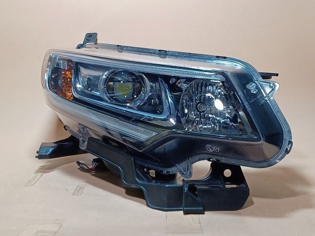 コーティング済 フリード+ GB8 右ヘッドランプ・ヘッドライト  