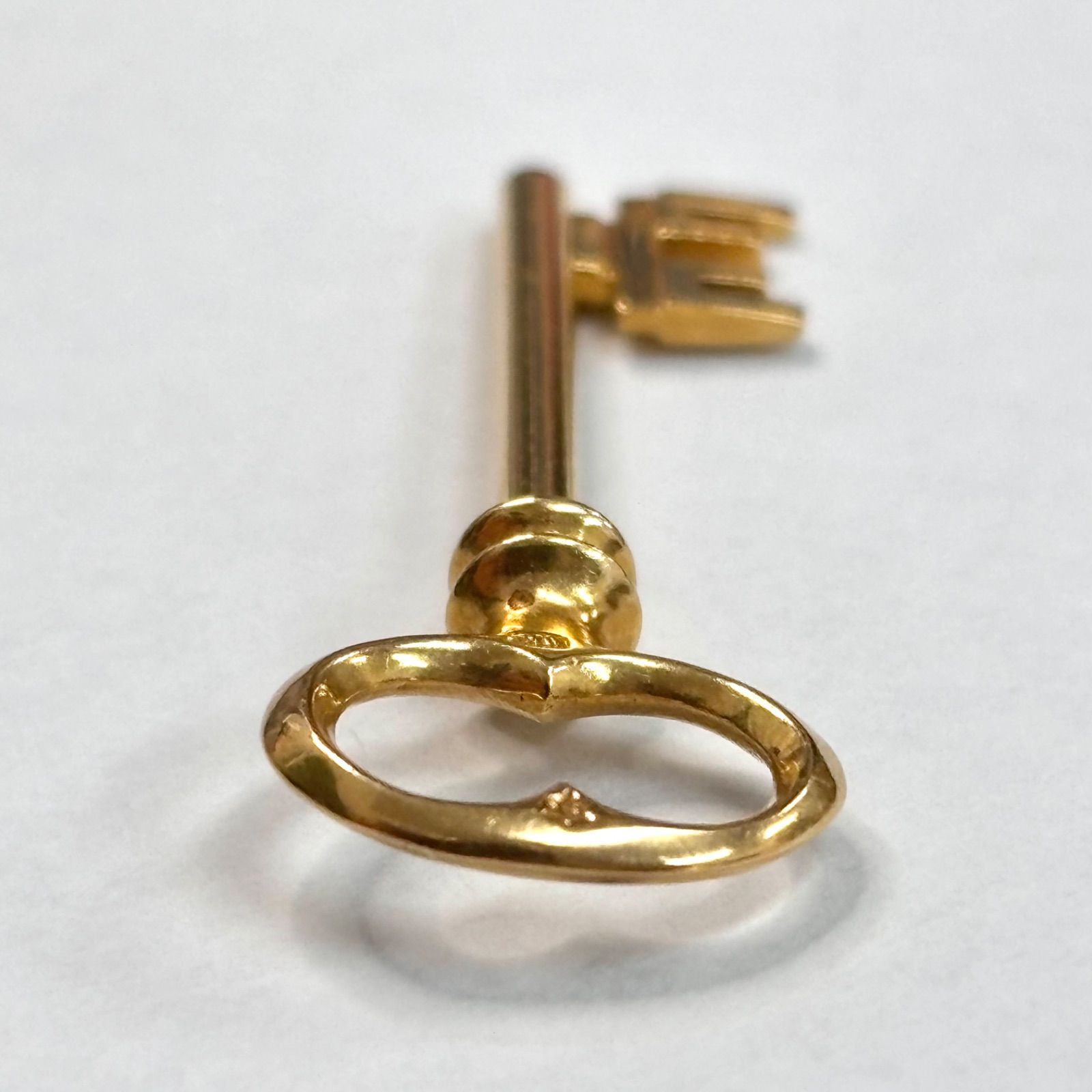 美品⭐️18金の鍵型チャーム】 使用貴金属 K18 33×12mm