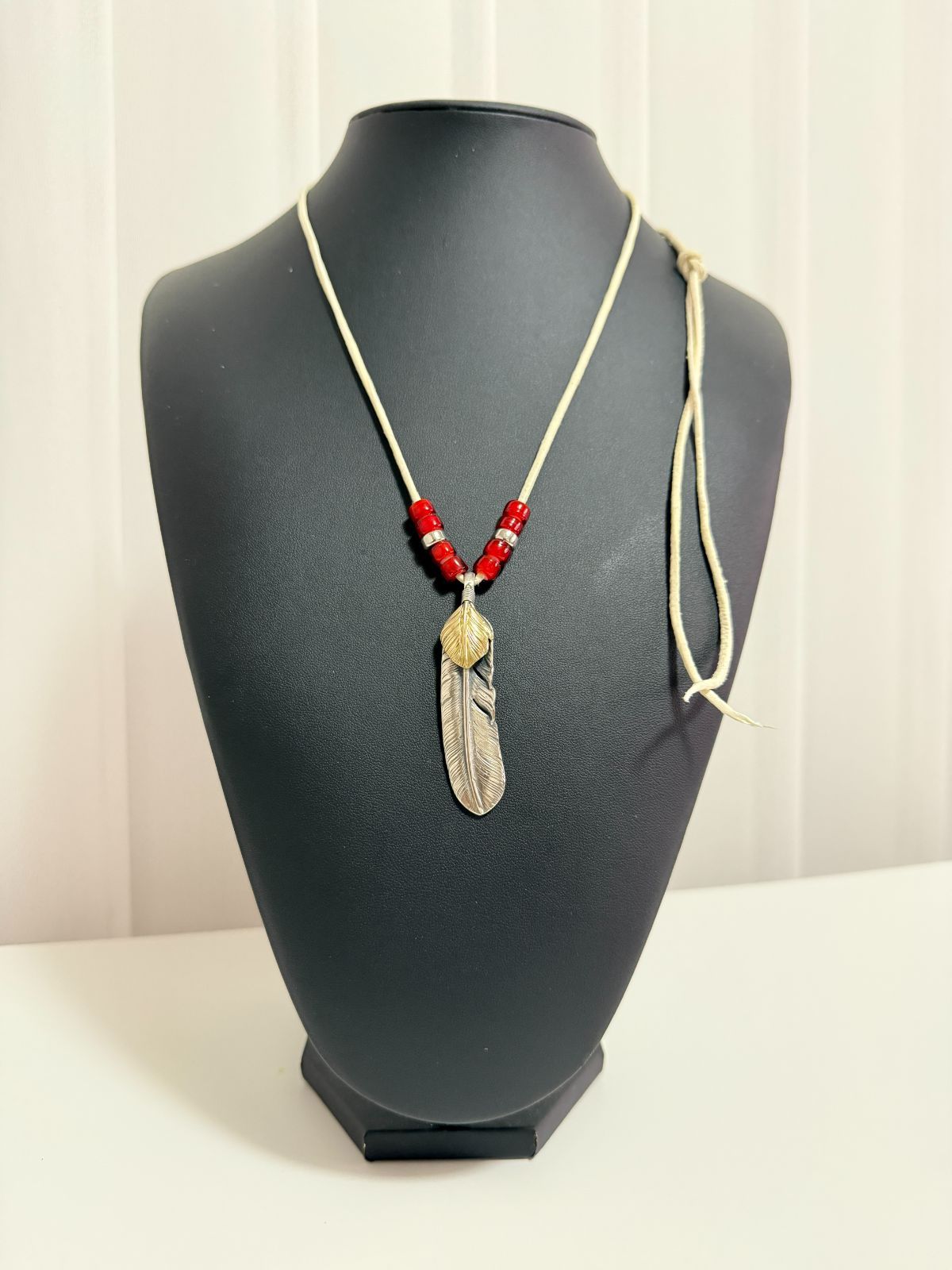 ゴローズ 上金特大フェザー左＋ビーズ鹿革紐セットアップ - メルカリ