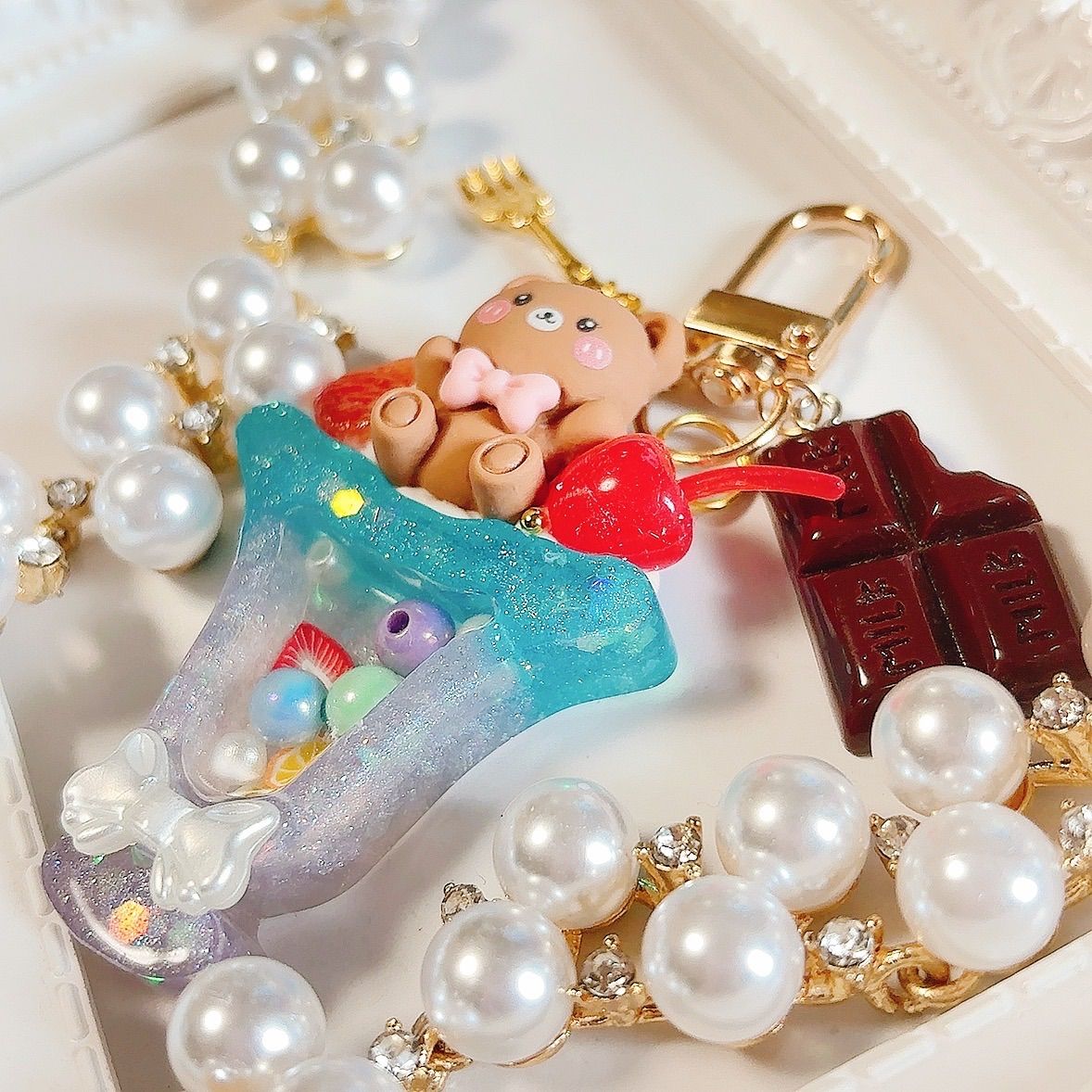 フルーツくまちゃんキーホルダー　ホワイト　苺　レジンキーホルダー　ビーズチャーム フルーツくまちゃんキーホルダー ホワイト 苺 レジンキーホルダー