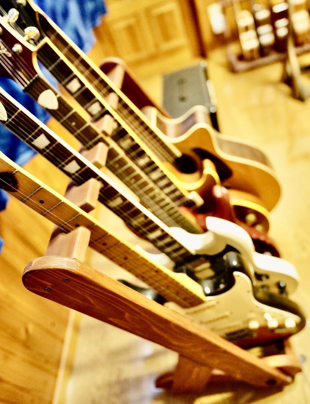 24時間以内に発送 手作り木工 木製ギタースタンド オイルステイン仕上げ 5本掛け キャスター付き