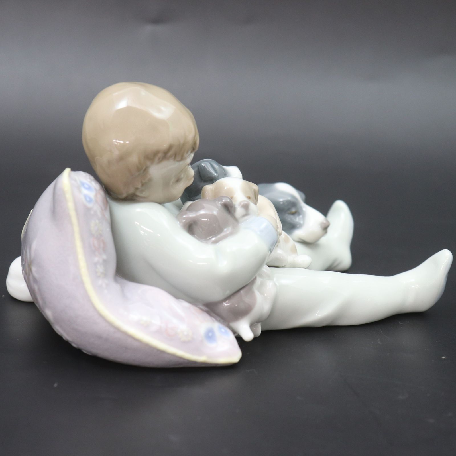 ITN2SCLL1896 即決 本物 美品 Lladro リヤドロ みんなおねんね #1535 男の子 犬 フィギュリン スペイン製 陶器 置物 人形  インテリア