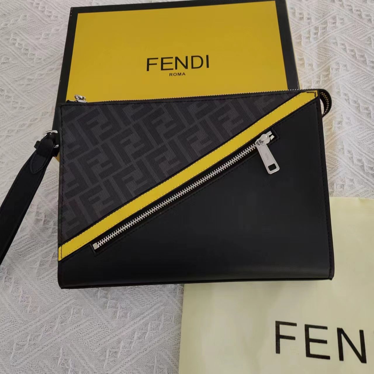 FENDI メンズ フラット スリム クラッチ グレーファブリックバッグ  