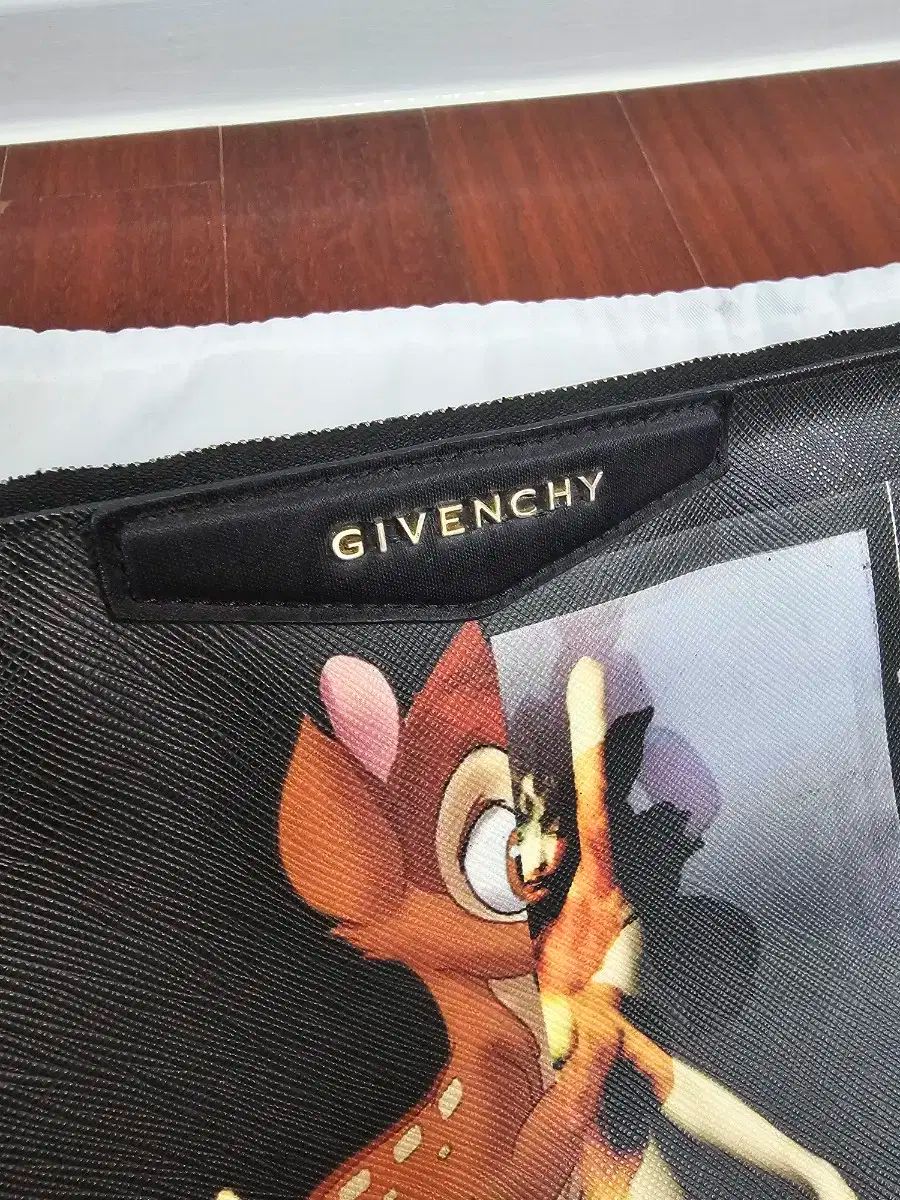 Givenchy ジバンシィ バンビ L サイズ クラッチ