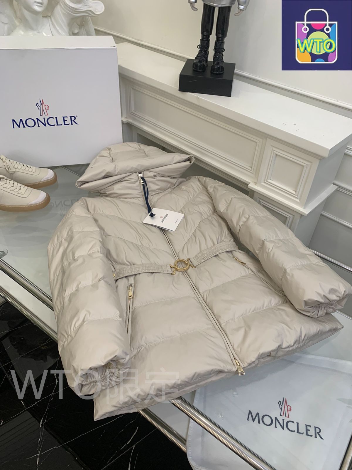 MONCLERモンクレール ベージュグレーのフード付きv縫い糸