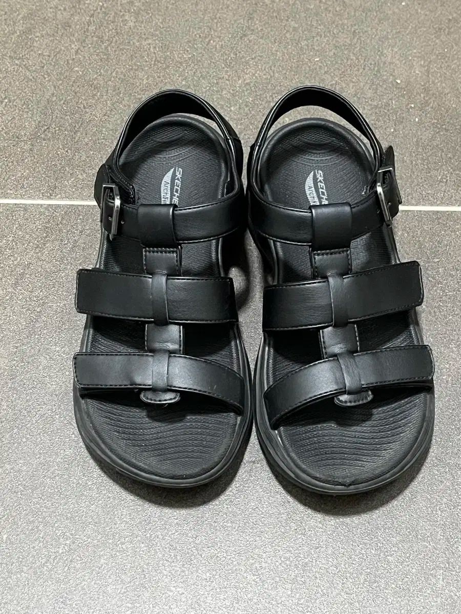 SKECHERS スケッチャーズ ゴーウォーク アーチフィット 2 0 黒 フィッシャーマン サンダル