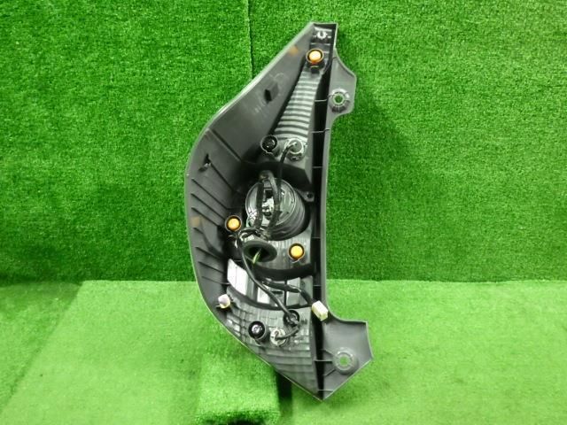 アクア DAA-NHP10 右テールランプ スタンレー 52-252 81550-52A80 81550-52A81 9151