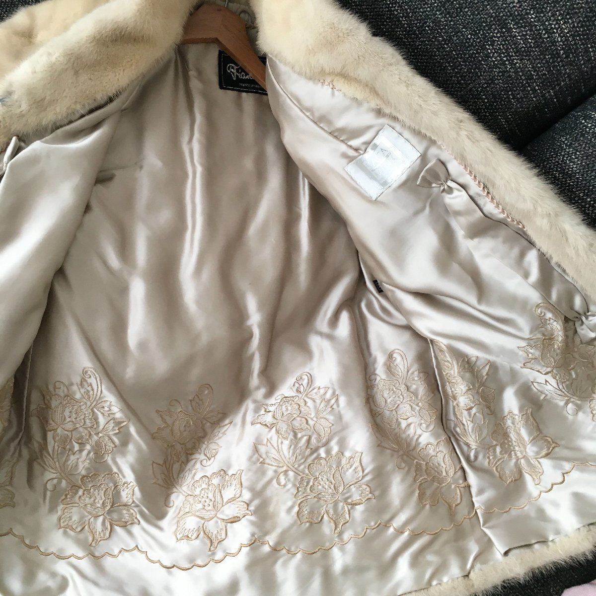 毛皮 コート　サファイア ミンク　FUR Fiancesse by NANAWA 美品 Fiancesse NANAWA FUR SAGA MINK サガミンク 毛皮 裏地刺繍