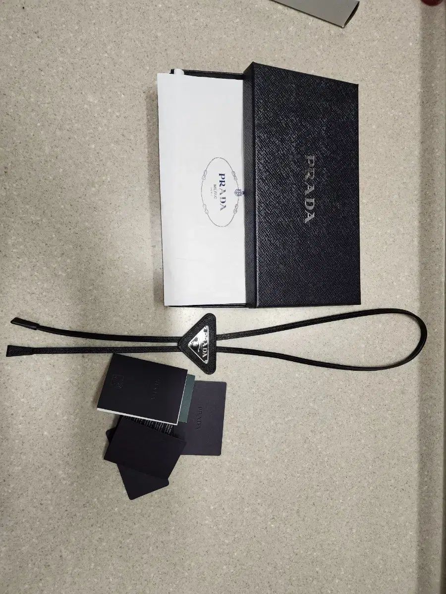 Prada プラダ サフィアーノ ボロタイ ブラック