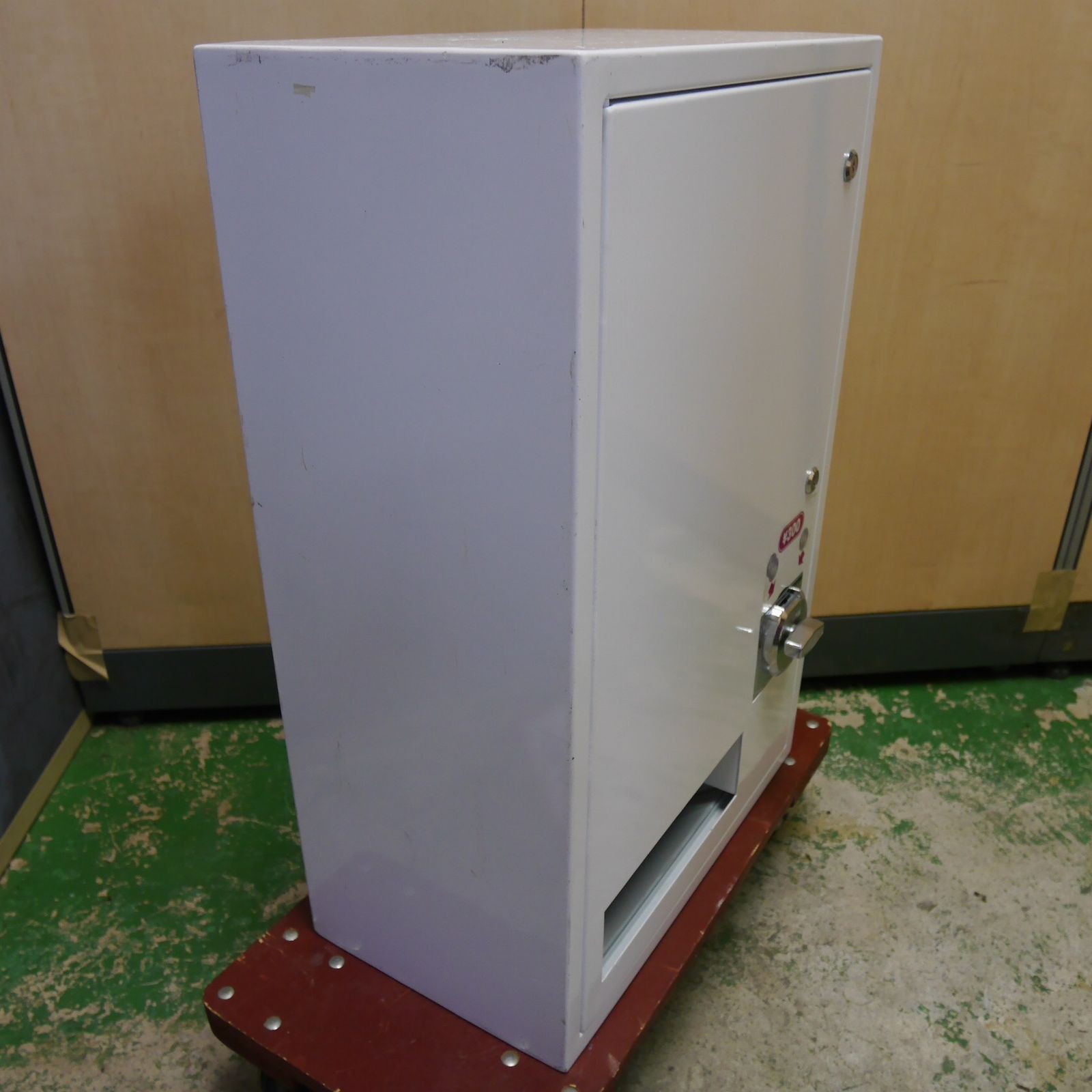 送料無料 手動式 自動 販売機 トレカ BOX トレーディング カード ボックス 自販機 ガチャ ガチャ メーカー 型式 不明 現状品④