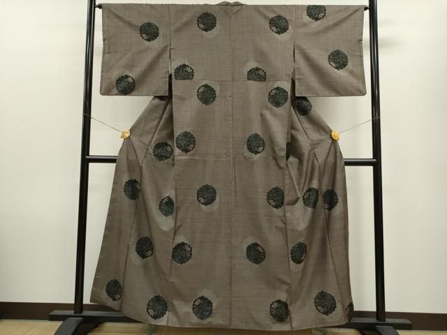 平和屋着物●本場大島紬　９マルキ　舞蝶草花丸文　正絹　逸品　CAAV9352ze 平和屋着物○本場大島紬 9マルキ 舞蝶草花丸文 正絹 逸品 CAAV9352ze