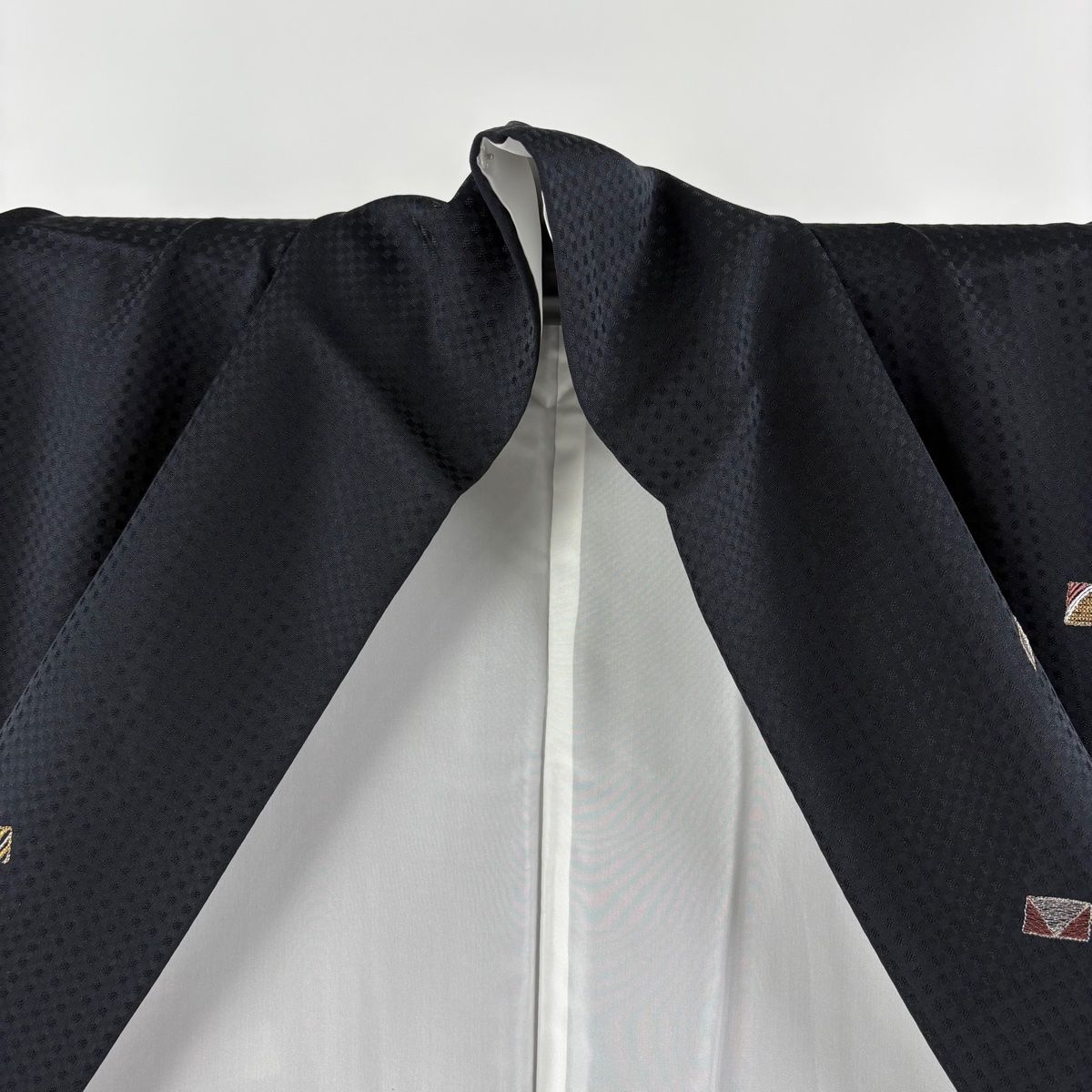 小紋 身丈166.5cm 裄丈65.5cm M 袷 幾何学 刺繍 金銀糸 黒 正絹 逸品  