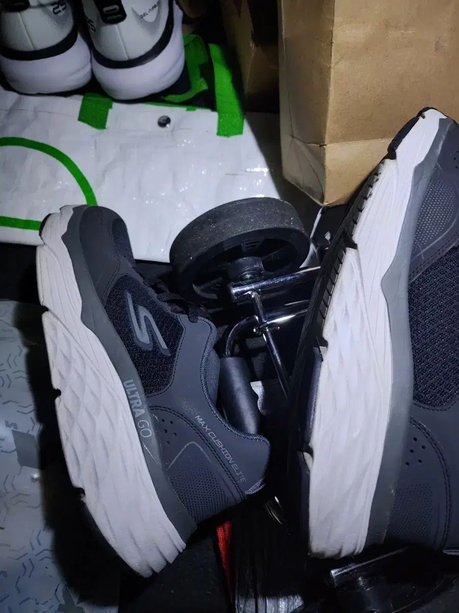 スケッチャーズ