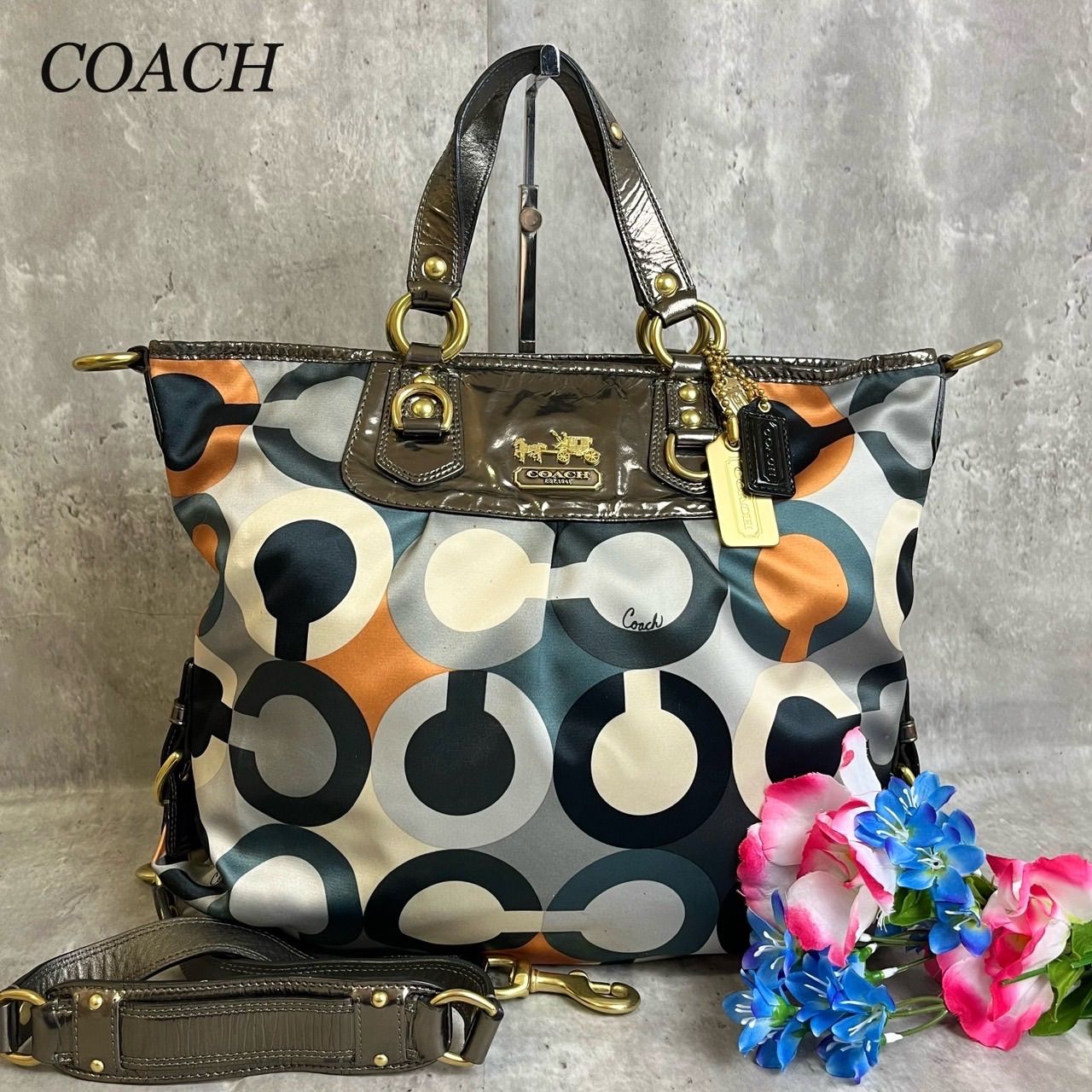 ✨良品✨ COACH コーチ 2way ショルダーバッグ トートバッグ オプアート マルチカラー 馬車具 ロゴ型押し A4収納 チャーム サテン  エナメルレザー レディース マルチカラー - メルカリ