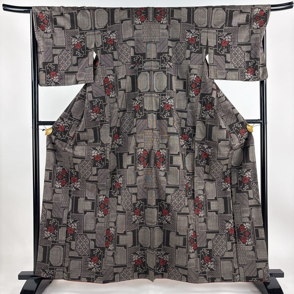 本場大島紬　泥大島　裄67 未使用品　証紙付き　美品　焦茶　花模様【Ｏ6】 本場大島紬 泥大島 裄67 未使用品 証紙付き 美品 焦茶 花模様【O6