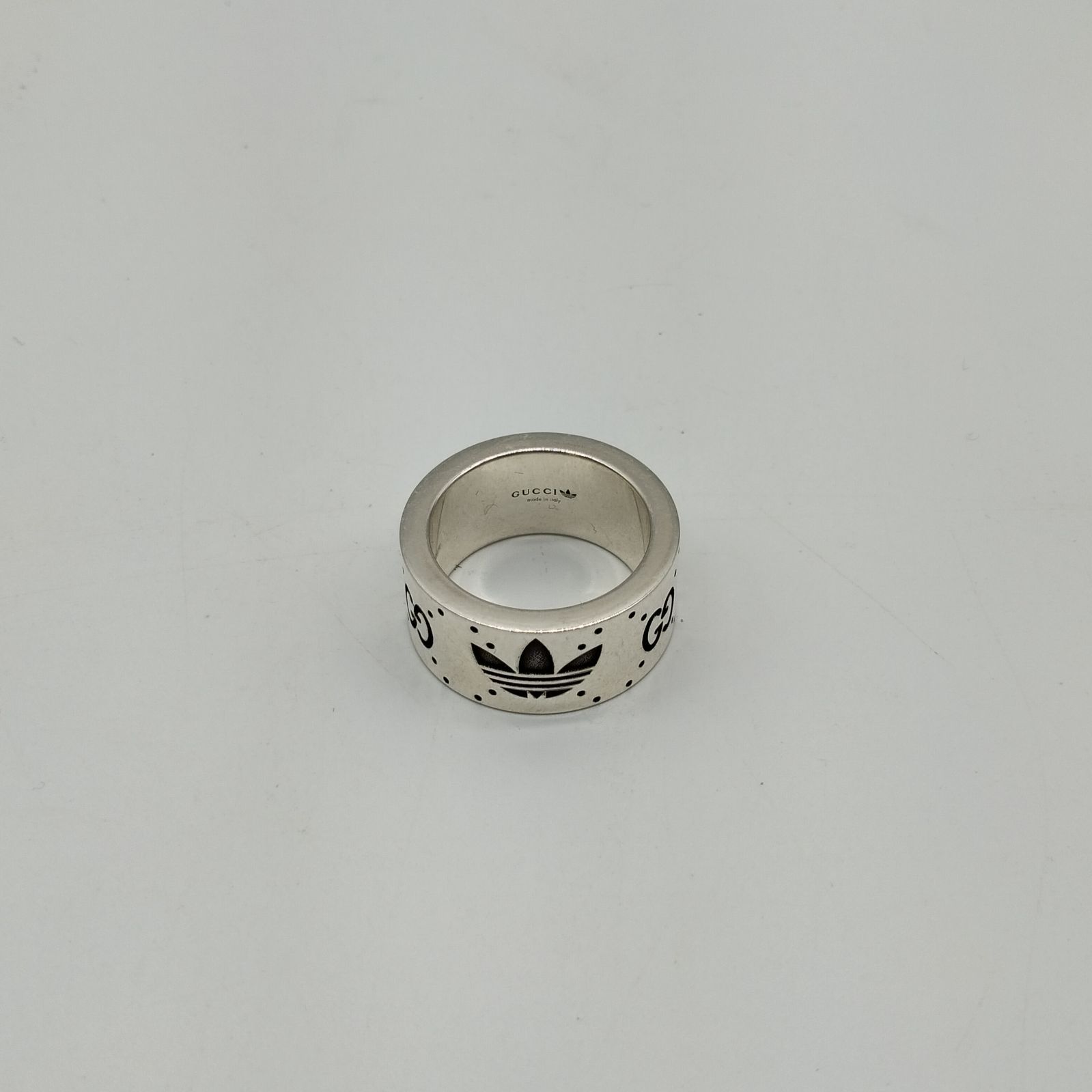 【最終値下げ】ADIDAS×GUCCIアディダスグッチ ワイドシルバーリング8号 楽天市場】【中古】 GUCCI グッチ adidas アディダス エングレービング