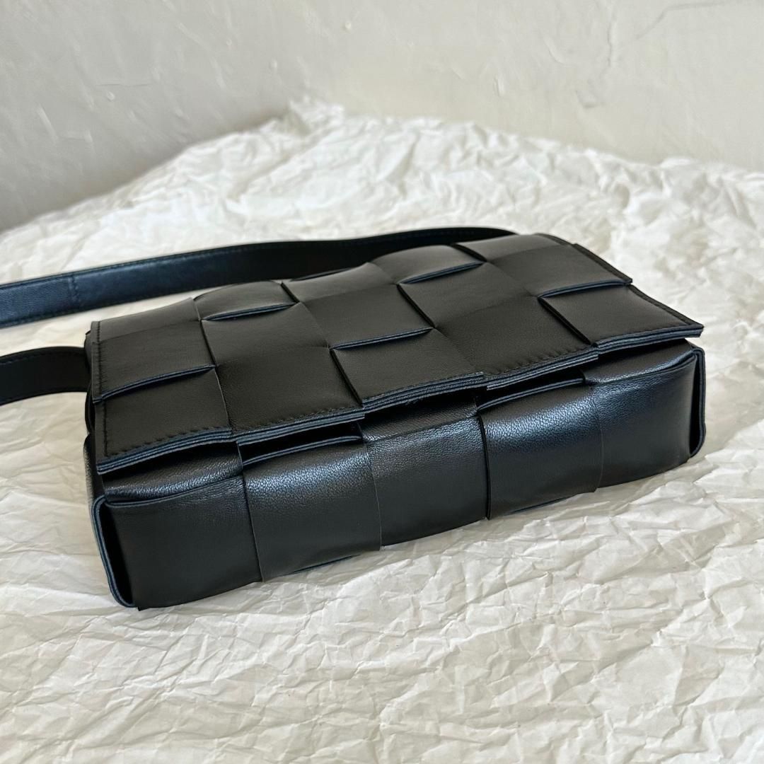 直営店☆BOTTEGA VENETA☆ CASSETTE プリーツ ショルダーバッグ BOTTEGA VENETA CASSETTE(ボッテガヴェネタ カセット) - 海外