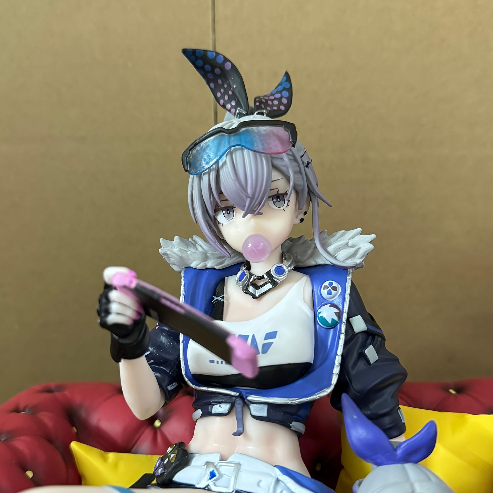 詳細なPVCアニメフィギュア 赤いソファとメカデザイン - 一意のポーズ 青と黒の衣装 ディスプレイやギフトに最適 パーティーやホリデーに最適 アニメコレクタブル | 生気あるアニメデザイン | 詳細なコスチューム アニメルームの装飾