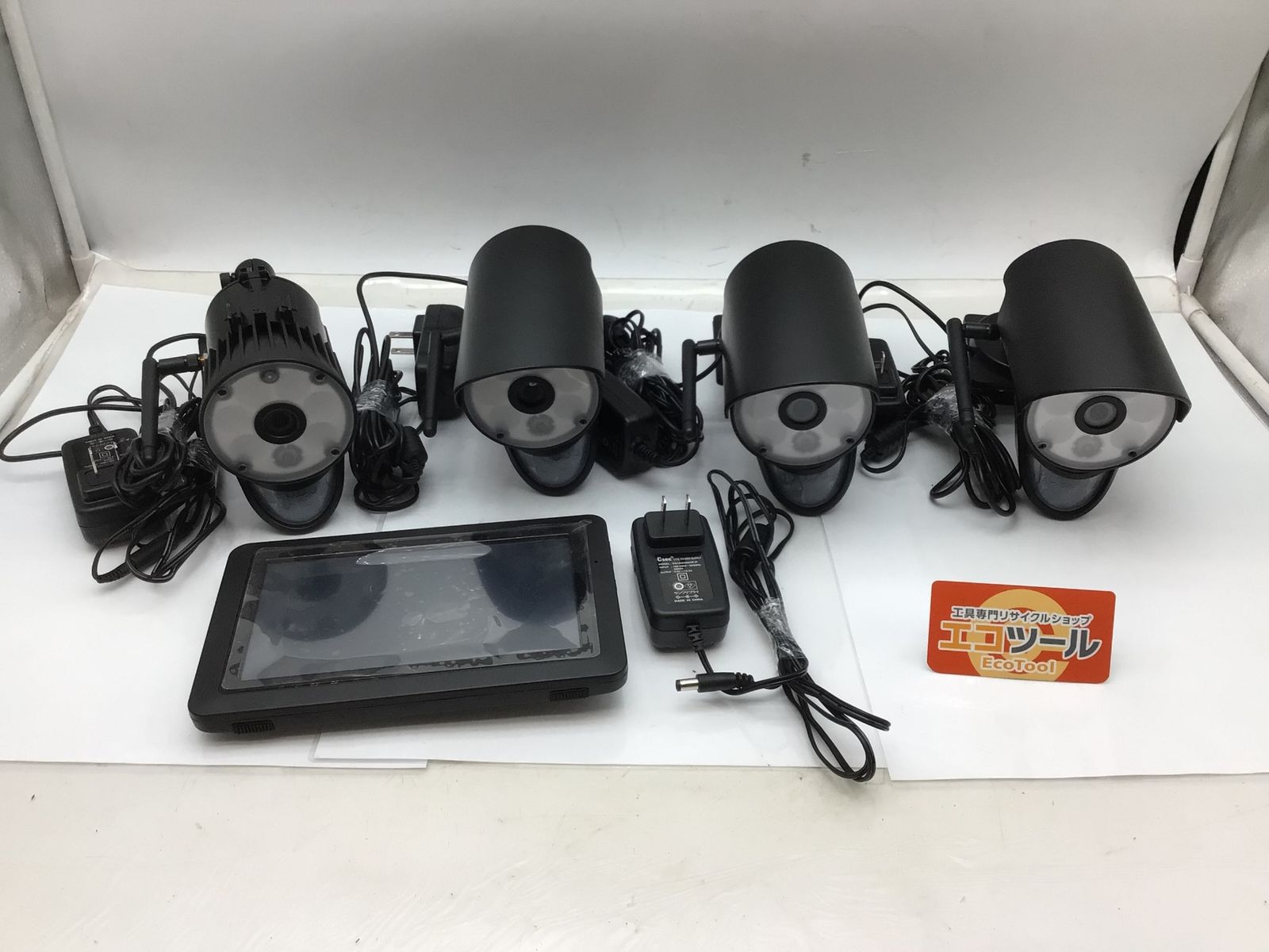 品 〇サンワサプライ 防犯カメラ4台 モニタ-1台セット 400-CAM075-2×1セット 400-CAM075UTC×2 ITD47PU2AB0G エコツール知立店 M02