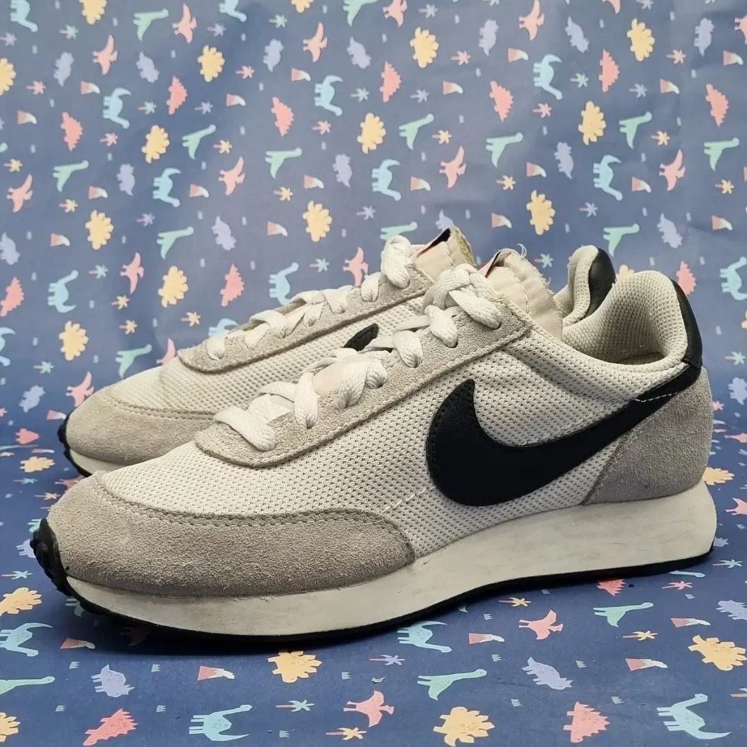 【雷市場（ポンジャン）商品韓国直送】 NIKE(ナイキ) テイルウィンド 79 黒 白 レディーススニーカー 235