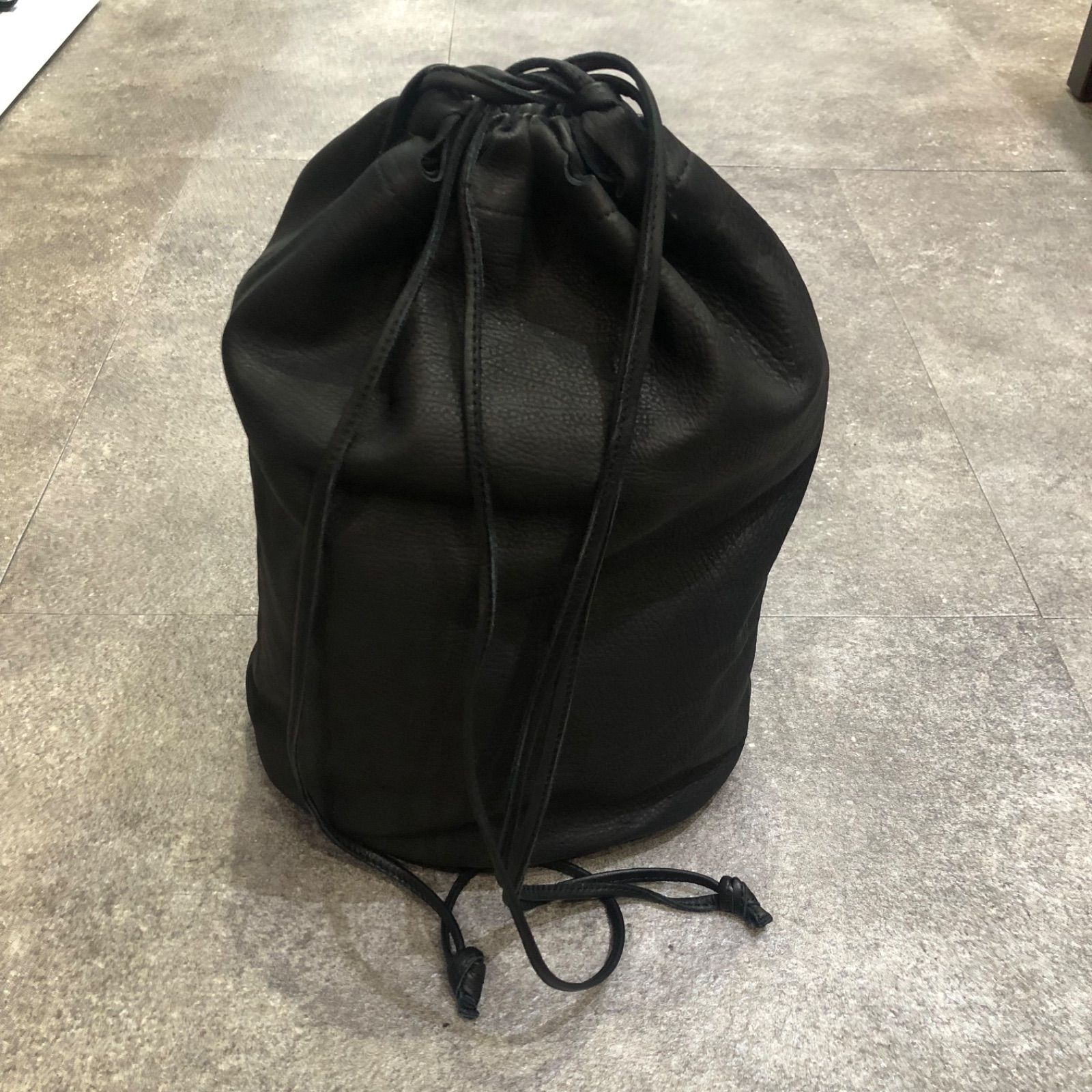 参考上代55000円 Cale COW LEATHER KINCHAKU BAG レザー巾着バッグ ハンドバッグ カル ブラック 78049A6