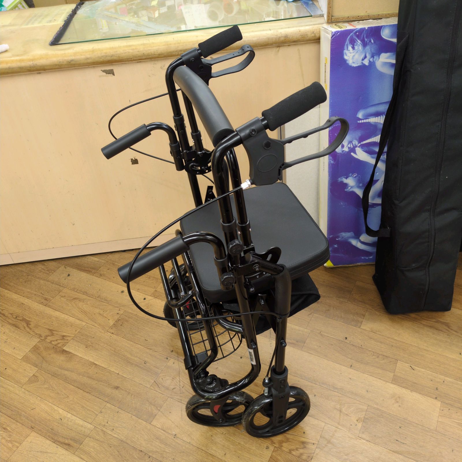 シート付き歩行器 KMINA