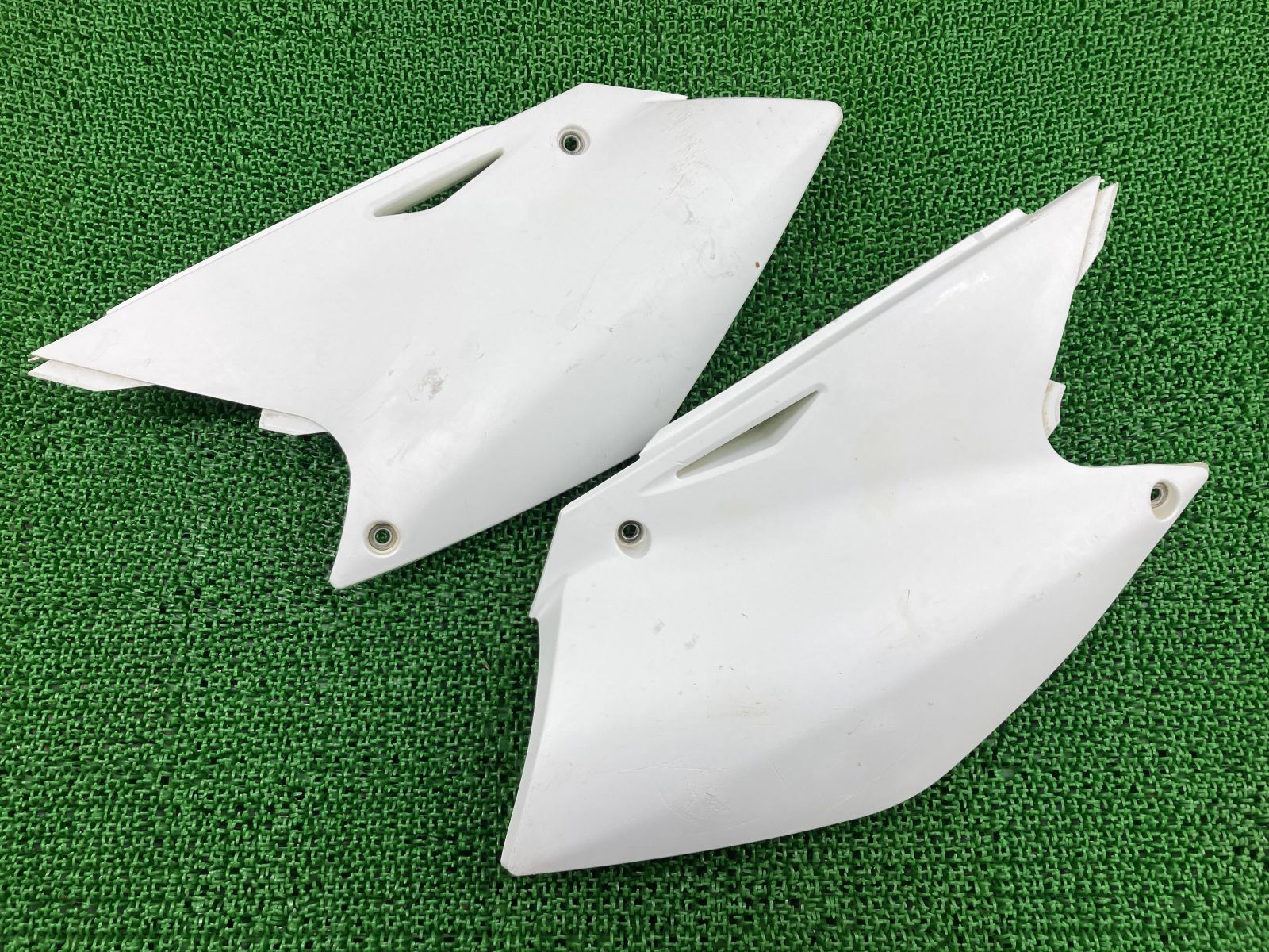 KX250F サイドカバー 左右 白 36001-0022/36001-0033 カワサキ 純正 中古 KX250N 36001-0022  36001-0033 ペイント素材に 割れ欠け無し