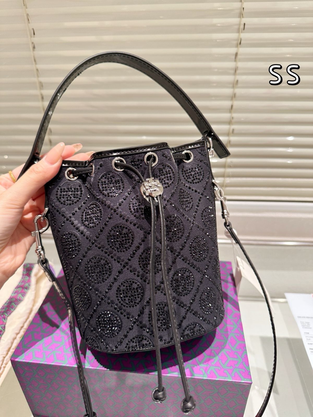 『Tory Burch』ドローストリング バックパック GU公式 | ソフトナイロンドローストリングバックパック