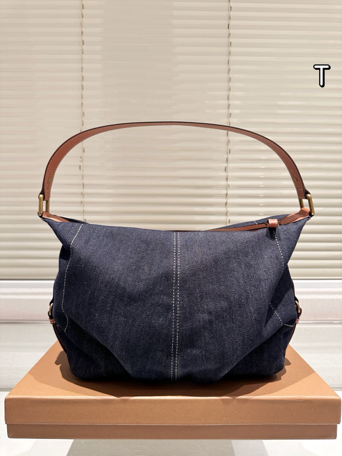 今日特価】Burberry TB バッグ 28×23cm フォールドギフト