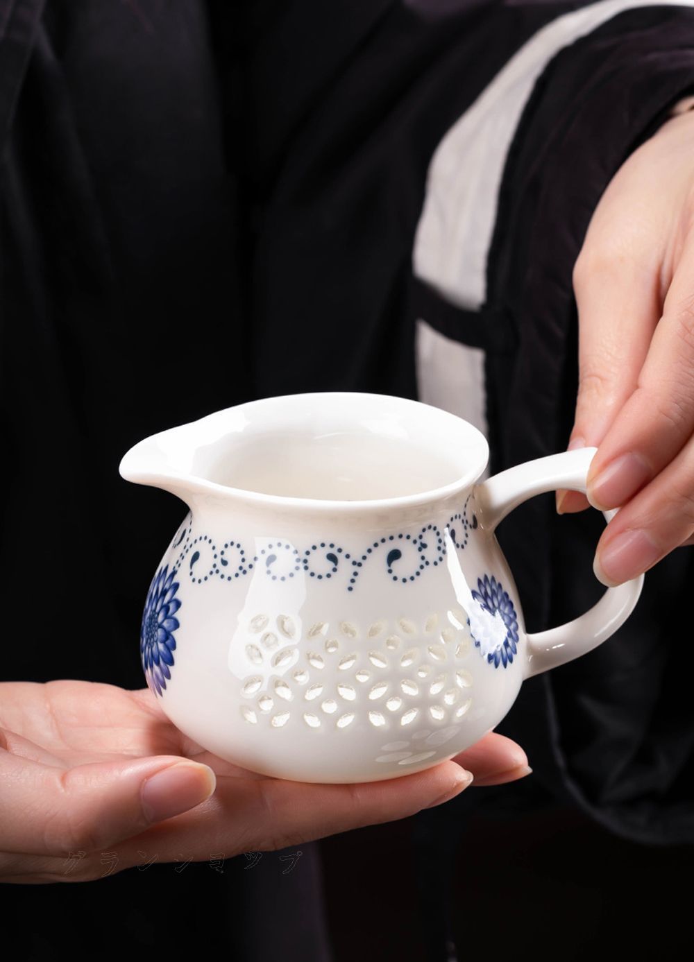 透かし模様で茶の色が見える玲瓏磁器 玲瓏磁 陶磁器 白磁 玲瓏