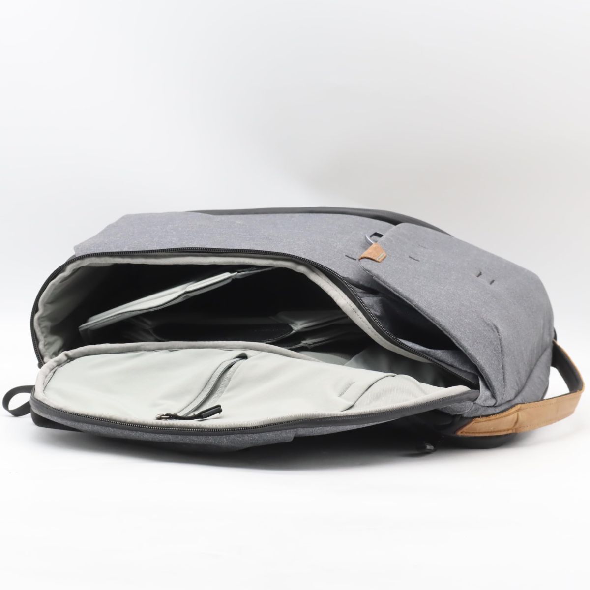 【往復送料無料】 PeakDesign ピークデザイン エブリデイ バックパック 20L チャコール BEDB-20-CH-2 お見逃しなく！