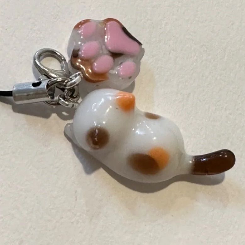 猫チャーム レジン 三毛猫 肉球 ハンドメイド キーボード - メルカリ