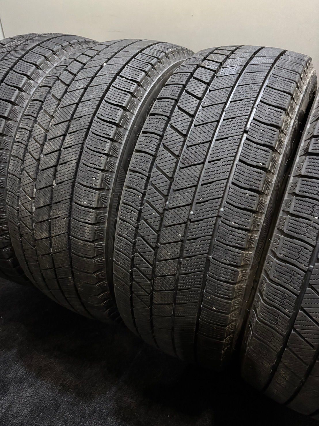 ブリヂストン ブリザック vrx3．215/55R17.24年製．9分山．4本． ブリヂストン ブリザック vrx3．215/55R17.24年製．9分山．4本